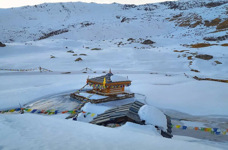 वृन्दावन नहीं इस राज्य में है दुनिया का सबसे ऊंचा कृष्ण मंदिर! बर्फ की सफेद चादर के बीच से होकर गुजरती है राह, जाने महाभारत कालीन रहस्य 