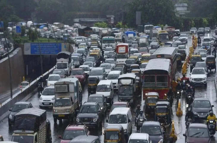 Bengaluru Traffic Jam 5 : जाम में फंसा बेंगलुरु, सुबह स्कूल को निकले हुए बच्चे रात को पहुंचे घर