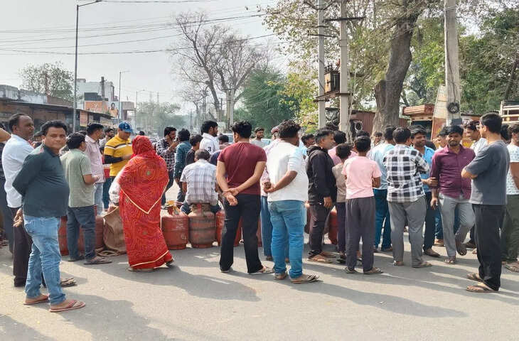 सिलेंडर के लिए तड़के 5 बजे से कतार, 10 बजे एजेंसी ने कहा&mdash;आज गाड़ी नहीं आएगी; गुस्साए लोग सड़क पर उतरे