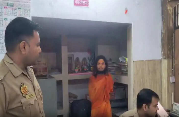 तन पर भगवा वस्त्र, &lsquo;पंडित&rsquo; विवाद से नाराज&hellip; लखनऊ में भर्ती बोर्ड के सामने की आत्मदाह की कोशिश, कौन है दीपक शर्मा?