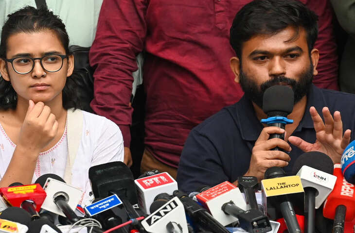 NEET पेपर लीक प्रदर्शन में शामिल हुई थीं पूनम पांडे, अब किया विरोध; कॉकरोच जनता पार्टी के आंदोलन से बदला रुख?
