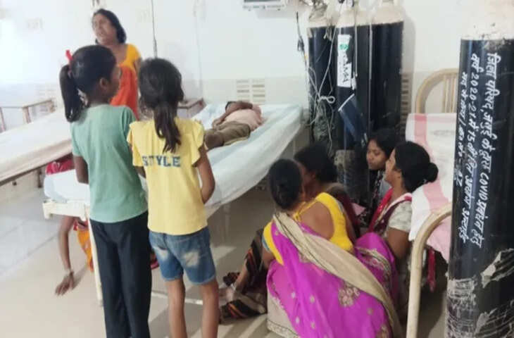 बिहार के जमुई जिले के गिद्धौर इलाके में चमकी बुखार (एक्यूट इंसेफेलाइटिस सिंड्रोम) से पीड़ित एक 12 वर्षीय बालक की इलाज के दौरान मौत हो गई। घटना के बाद इलाके में आक्रोश फैल गया और परिजनों व ग्रामीणों ने स्वास्थ्य व्यवस्था पर गंभीर सवाल उठाए।  जानकारी के अनुसार, बच्चे की तबीयत बिगड़ने पर उसे स्थानीय स्वास्थ्य केंद्र ले जाया गया, लेकिन वहां स्वास्थ्य केंद्र बंद मिलने और डॉक्टरों की अनुपस्थिति के कारण समय पर इलाज नहीं मिल सका। परिजनों का आरोप है कि इसी देरी और लापरवाही के कारण बच्चे की हालत बिगड़ती गई और उसकी मौत हो गई।  घटना से आक्रोशित परिजनों और ग्रामीणों ने स्वास्थ्य केंद्र परिसर के बाहर हंगामा किया और लापरवाह कर्मियों के खिलाफ कार्रवाई की मांग की। लोगों का कहना है कि अगर समय पर इलाज उपलब्ध हो जाता तो बच्चे की जान बचाई जा सकती थी।  सूचना मिलने पर प्रशासनिक अधिकारी मौके पर पहुंचे और स्थिति को शांत कराने का प्रयास किया। अधिकारियों ने मामले की जांच के आदेश दिए हैं और संबंधित स्वास्थ्य कर्मियों की भूमिका की जांच की जा रही है।  इस घटना ने एक बार फिर ग्रामीण स्वास्थ्य सेवाओं की स्थिति और आपातकालीन चिकित्सा व्यवस्था की तैयारियों पर गंभीर सवाल खड़े कर दिए हैं। स्थानीय लोगों ने स्वास्थ्य व्यवस्था में सुधार और जिम्मेदार अधिकारियों पर सख्त कार्रवाई की मांग की है।