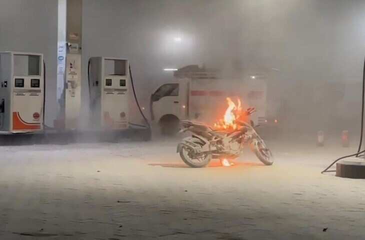 जयपुर पेट्रोल पंप पर देर रात हादसा, वीडियो में देखें बाइक में आग लगने से मची अफरा-तफरी