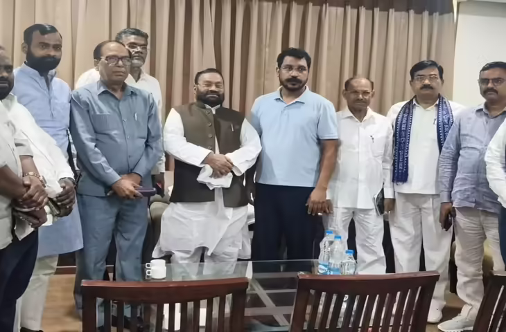यूपी चुनाव 2027 से पहले बढ़ी तीसरे मोर्चे की चर्चा, स्वामी प्रसाद मौर्य ने की चंद्रशेखर आजाद से मुलाकात
