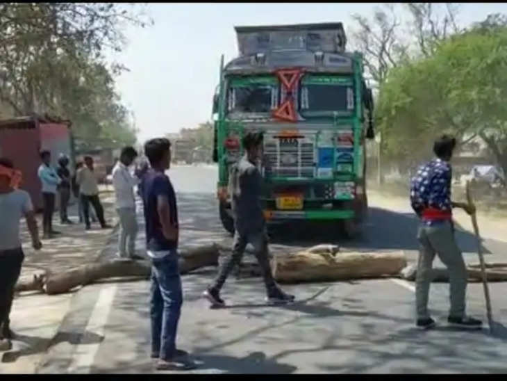 Chapra में बालू लदे ट्रक ने युवक को कुचला..हालत गंभीर : आक्रोशित लोगों ने एनएच जाम कर दिया
