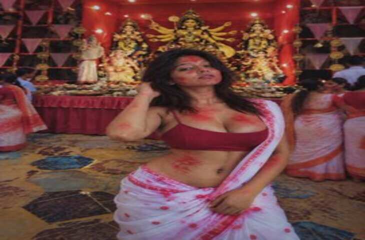 Viral Video: दुर्गा पूजा के सिंदूर खेला में लाल रंग से रंगी लड़की की कहानी ने बढ़ाई रहस्य की सिहरन
