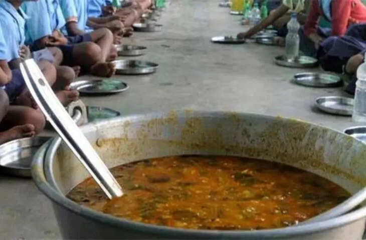 मिड डे मील में मरा हुआ सांप मिलने से 100 से ज़्यादा छात्र बीमार, NHRC ने मांगी रिपोर्ट