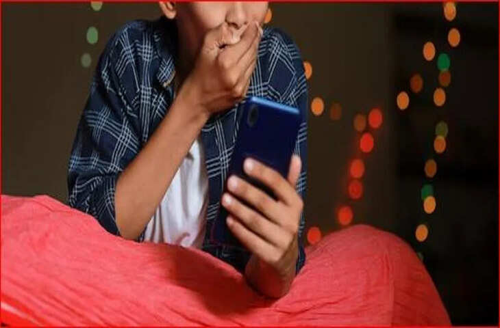 उत्तर प्रदेश के आगरा में एक ऐसा मामला सामने आया है, जिसने सोशल मीडिया पर पोर्नोग्राफी फैलने और बच्चों पर इसके असर को लेकर नई बहस छेड़ दी है। ताज नगरी की एक जागरूक महिला ने साइबर पुलिस स्टेशन में एक सोशल मीडिया इन्फ्लुएंसर के खिलाफ शिकायत दर्ज कराई है। मामला तब बढ़ा जब उसके बच्चे अपने मोबाइल फोन पर रील देख रहे थे और अचानक स्क्रीन पर पोर्न कंटेंट चलने लगा।  ताजगंज इलाके की रहने वाली रूबी तोमर आयुर्वेदिक दवाओं की सप्लाई करती हैं और उन्होंने इस मामले में कानूनी कार्रवाई की है। रूबी का आरोप है कि एक खास इंस्टाग्राम यूजर ID के जरिए पोर्नोग्राफी फैलाई जा रही है। हैरानी की बात यह है कि इस विवादित ID पर अपलोड किए गए वीडियो को 14 मिलियन व्यूज मिल चुके हैं।  जब एक पार्लर में 'गंदी रील' मिली  यह घटना 4 जनवरी को शुरू हुई। रूबी तोमर काम से कमला नगर के एक ब्यूटी पार्लर गई थीं। एक दूसरी महिला मन्नू अपने मोबाइल फोन पर रील देख रही थीं। अचानक, अश्लील और आपत्तिजनक कंटेंट वाली एक रील सामने आई। उस समय तो मामला रफा-दफा हो गया, लेकिन अगले दिन यह मामला रूबी के घर तक पहुंच गया।  बच्चे फोन पकड़े बैठे थे और एक पोर्न क्लिप दिखाई दी।  5 जनवरी को रूबी के बच्चे अपने मोबाइल फोन देख रहे थे। वे नॉर्मल वीडियो देख रहे थे, लेकिन अचानक एक एल्गोरिदम की वजह से वही विवादित वीडियो उनके फोन पर दिखाई दिया। पास बैठी रूबी स्क्रीन देखकर चौंक गई। उसने तुरंत बच्चों से फोन छीन लिया।  जब रूबी ने इंस्टाग्राम पेज को और गहराई से देखा, तो उसने पाया कि उस ID पर लगभग हर वीडियो अश्लीलता और गंदे इशारों से भरा था। वीडियो में इस्तेमाल किया गया ऑडियो और उस पर किए गए कमेंट्स इतने शर्मनाक थे कि उन्हें पब्लिकली शेयर नहीं किया जा सकता था।  एक जागरूक मां ने उठाया बड़ा कदम  रूबी ने सिर्फ फोन छीनकर मामला खत्म नहीं किया। समाज और बच्चों के भविष्य को ध्यान में रखते हुए उसने साइबर पुलिस स्टेशन में शिकायत दर्ज कराई। शिकायत में कहा गया है कि इस तरह का आपत्तिजनक कंटेंट न सिर्फ सामाजिक नियमों का उल्लंघन करता है, बल्कि छोटे बच्चों के कोमल मन पर भी बुरा असर डालता है।  जानकारी इकट्ठा करने पर पता चला कि यह इन्फ्लुएंसर आगरा के कमला नगर इलाके का रहने वाला है। रूबी की शिकायत के आधार पर पुलिस ने केस दर्ज कर लिया है और साइबर सेल की मदद से यूजर ID का पता लगा रही है।  पुलिस की कार्रवाई  साइबर पुलिस स्टेशन का कहना है कि सोशल मीडिया पर अश्लीलता फैलाने वालों के खिलाफ सख्त कानून लागू हैं। अभी ID की पहचान का पता लगाया जा रहा है, और संदिग्ध महिला को जल्द ही पूछताछ के लिए बुलाया जा सकता है।