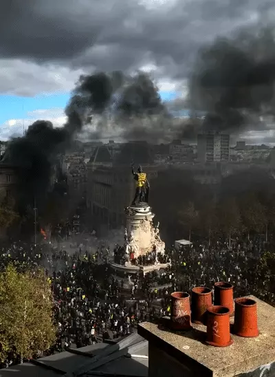 France Protest: महंगाई के खिलाफ सड़कों पर उतरे लाखों लोग, एपल स्टोर में लूटपाट और 143 साल पुराने टाउन हॉल में आग