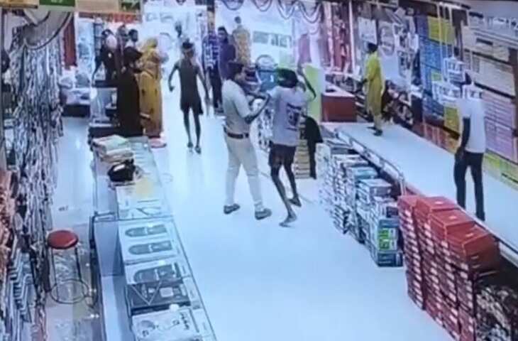 रोहतास थाने में बवाल! SI को दौड़ा-दौड़ाकर पीटा, कॉलर पकड़कर थप्पड़ मारते हुए&nbsp;CCTV में कैद हुए हमलावर&nbsp;