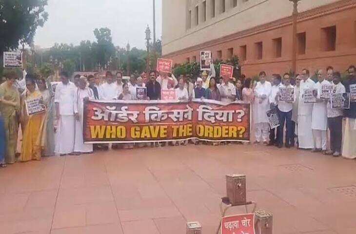राम मंदिर चढ़ावा चोरी मुद्दे पर मथुरा में संत समाज का प्रदर्शन, पप्पू यादव का पुतला फूंका