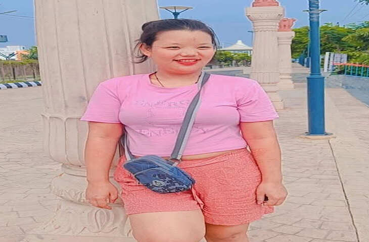 झांसी में स्पा सेंटर कर्मी युवती की संदिग्ध मौत, कब्रिस्तान में हंगामा, वीडियो में जाने पति ने हत्या का लगाया आरोप