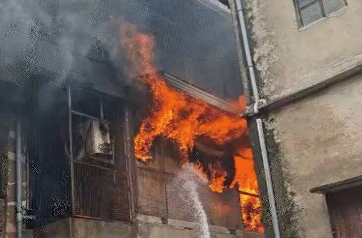 जयपुर के त्रिपोलिया बाजार में भीषण आग, 25 दुकानें चपेट में; वीडियो में जाने 30 दमकलों ने 7 घंटे में पाया काबू