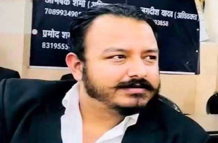 भोपाल में करंट लगने से भाजपा नेता की मौत: डिवाइडर पर पोल पकड़ते ही लगा झटका, शॉपिंग करने पहुंचे थे; महिला भी आई चपेट में
