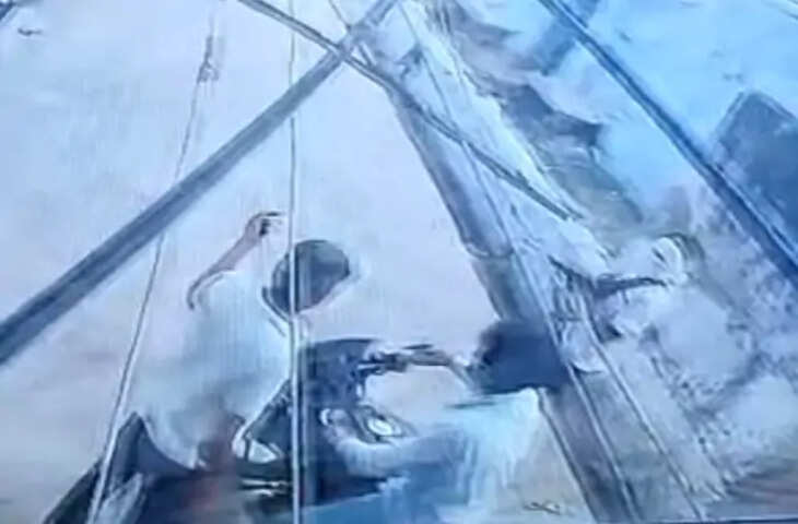 शराब ठेकेदार के घर पर फायरिंग, CCTV में कैद हुई वारदात; तीन नामजद आरोपियों की तलाश में जुटी पुलिस