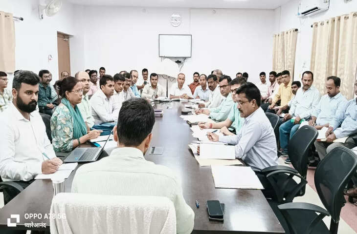 काम में लापरवाही शिक्षिका और आदेशपाल को पड़ी भारी, DM ने किया सेवामुक्त