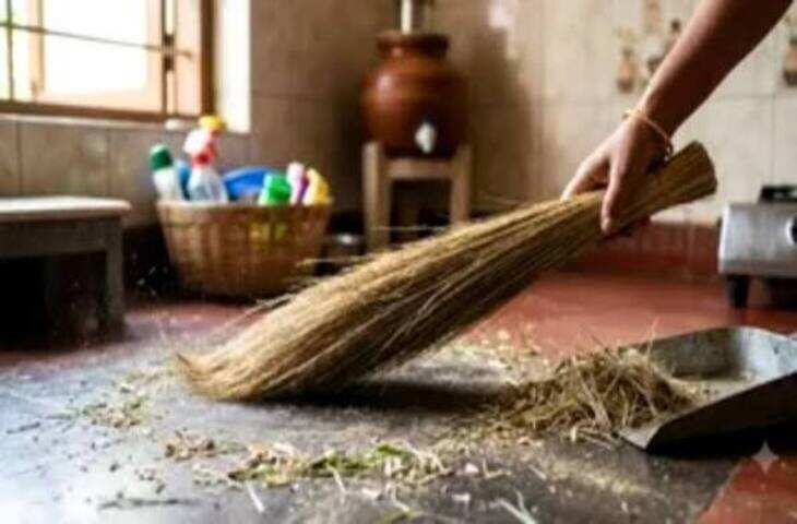 बार-बार झाड़ू लगाने से भी नहीं हट रही धूल? जानिए सफाई की वो 1 गलती जो बिगाड़ती है आपका काम