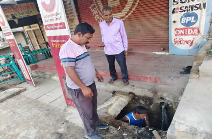 जलभराव से राहत के लिए पालिका का सफाई अभियान, नालों पर पटिया और जाल बने सफाई में बाधा