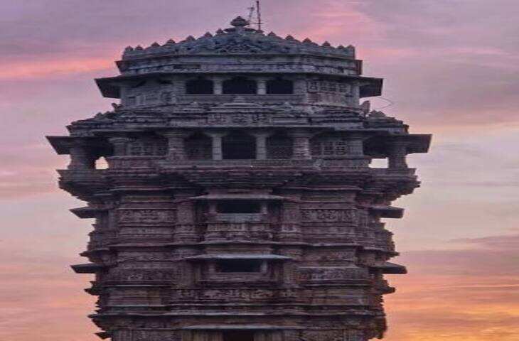 राजस्थान के चित्तौड़गढ़ किले में स्थित विजय स्तम्भ मेवाड़ की वीरता, स्थापत्य कला और गौरवशाली इतिहास का प्रसिद्ध प्रतीक है। करीब 15वीं शताब्दी में बनाया गया यह विशाल स्तम्भ आज भी किले की सबसे प्रमुख पहचान में शामिल है। इसकी दीवारों पर देवी-देवताओं, योद्धाओं और हिंदू धार्मिक परंपराओं से जुड़े अनेक चित्र और मूर्तियां उकेरी गई हैं।  महाराणा कुंभा ने बनवाया था विजय स्तम्भ विजय स्तम्भ का निर्माण मेवाड़ के महाराणा कुंभा ने करवाया था। इतिहासकारों के अनुसार इसका निर्माण 1440 के दशक में शुरू हुआ और करीब 1448 ईस्वी में पूरा हुआ।महाराणा कुंभा ने इसे मालवा के सुल्तान महमूद खिलजी के खिलाफ युद्ध में विजय की स्मृति में बनवाया था। इसी कारण इसका नाम विजय स्तम्भ पड़ा।यह विजय मेवाड़ और मालवा के बीच हुए संघर्षों के दौर की महत्वपूर्ण घटना मानी जाती है।  9 मंजिला है विशाल स्तम्भ विजय स्तम्भ की ऊंचाई करीब 37 मीटर है और इसमें 9 मंजिलें हैं। यह चित्तौड़गढ़ किले के भीतर एक ऊंचे स्थान पर स्थित है।स्तम्भ के अंदर ऊपर तक जाने के लिए सीढ़ियां बनाई गई हैं। ऐतिहासिक समय में यहां से आसपास के इलाके पर नजर रखने में भी मदद मिलती थी।ऊपर पहुंचने पर चित्तौड़गढ़ और आसपास के क्षेत्र का शानदार दृश्य दिखाई देता है।पत्थरों पर उकेरी गई अद्भुत नक्काशी  विजय स्तम्भ की सबसे बड़ी खासियत इसकी नक्काशी है। इसकी बाहरी दीवारों पर देवी-देवताओं, धार्मिक कथाओं, योद्धाओं और विभिन्न आकृतियों को बेहद बारीकी से उकेरा गया है।स्तम्भ पर संस्कृत में लिखे शिलालेख भी पाए जाते हैं, जिनमें मेवाड़ के शासकों और उनके वंश का उल्लेख मिलता है।  कुंभा की स्थापत्य कला की पहचान महाराणा कुंभा केवल युद्ध कौशल के लिए ही प्रसिद्ध नहीं थे, बल्कि कला और वास्तुकला के भी बड़े संरक्षक माने जाते थे। उनके शासनकाल में मेवाड़ में कई महत्वपूर्ण किलों, मंदिरों और स्थापत्य संरचनाओं का निर्माण और विकास हुआ।विजय स्तम्भ उनकी इसी स्थापत्य दृष्टि का शानदार उदाहरण है।  चित्तौड़गढ़ किले की शान विजय स्तम्भ जिस चित्तौड़गढ़ किले में स्थित है, वह राजस्थान के सबसे महत्वपूर्ण ऐतिहासिक दुर्गों में शामिल है। यह किला मेवाड़ के इतिहास, राजपूत वीरता और कई ऐतिहासिक संघर्षों का साक्षी रहा है।किले में विजय स्तम्भ के अलावा कीर्ति स्तम्भ, राणा कुंभा महल, पद्मिनी महल, मीरा मंदिर और कुंभश्याम मंदिर जैसे कई ऐतिहासिक स्थल मौजूद हैं।  यूनेस्को विश्व धरोहर का हिस्सा चित्तौड़गढ़ किला राजस्थान के छह पहाड़ी किलों में शामिल है, जिन्हें वर्ष 2013 में यूनेस्को विश्व धरोहर स्थल घोषित किया गया। विजय स्तम्भ इसी ऐतिहासिक दुर्ग का हिस्सा होने के कारण अंतरराष्ट्रीय स्तर पर भी महत्वपूर्ण है।  क्यों खास है विजय स्तम्भ? विजय स्तम्भ को केवल एक युद्ध स्मारक मानना इसके महत्व को सीमित करना होगा। यह राजपूत शौर्य, धार्मिक कला, स्थापत्य कौशल और मेवाड़ की ऐतिहासिक पहचान का प्रतीक है।करीब छह शताब्दियों से अधिक समय बीत जाने के बाद भी इसकी नक्काशी और संरचना लोगों को आकर्षित करती है। आज देश-विदेश से पर्यटक चित्तौड़गढ़ पहुंचकर इस ऐतिहासिक स्तम्भ को देखने आते हैं।विजय स्तम्भ की सबसे खास बात यही है कि इसके पत्थर सिर्फ एक युद्ध में मिली जीत की कहानी नहीं बताते, बल्कि मेवाड़ की कला, संस्कृति और उस दौर की स्थापत्य प्रतिभा की पूरी कहानी अपने भीतर समेटे हुए हैं।