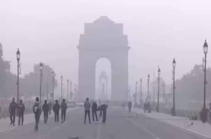 Northern India Cold Wave: दिल्ली-NCR में कोहरे और धुंध का कहर! 100+ ट्रेनें लेट, 400 पार पहुंचा AQI लेवल&nbsp;