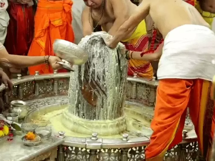उज्जैन महाकाल मंदिर में तड़के 4 बजे हुई भस्म आरती, पंचामृत अभिषेक के बाद राजा स्वरूप में सजे बाबा महाकाल
