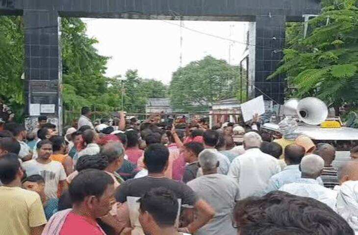 'भ्रष्टाचार और अफसरशाही बंद करो', मानपुर में सड़क पर उतरे लोग; बोले- ब्लॉक में काम के लिए सिफारिश और पैसे की जरूरत पड़ती है