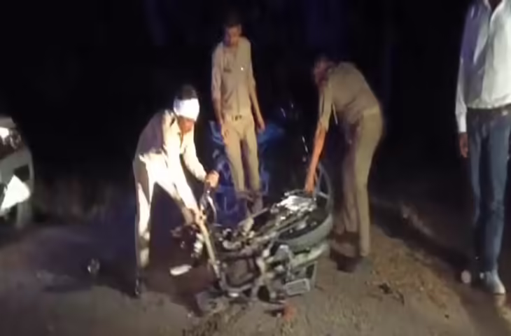 महोबा में भीषण सड़क हादसा, गिट्टी लादकर जा रहे ट्रक ने बाइक में मारी टक्कर, 3 की मौत
