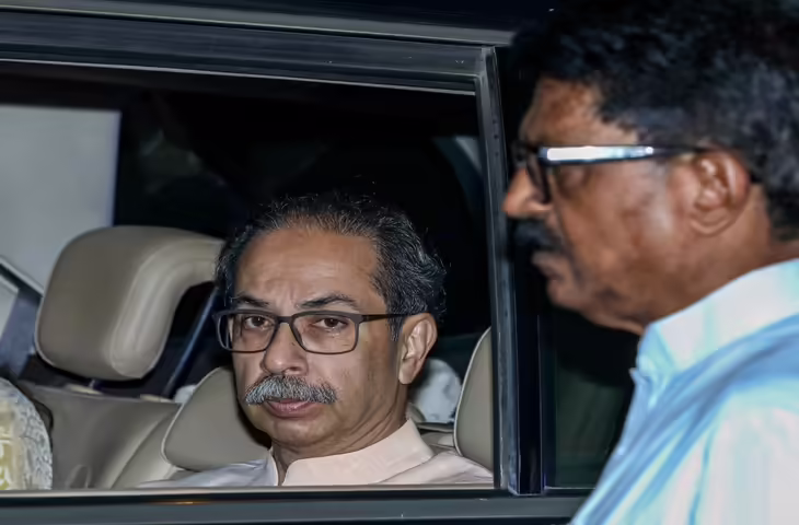 शिवसेना यूबीटी में बड़ी राजनीतिक हलचल: उद्धव ठाकरे गुट में टूट के संकेत, छह सांसदों ने विलय की मांग वाला पत्र स्पीकर को सौंपा