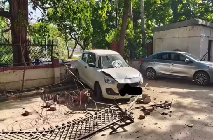 गुड़गांव में रात 3 बजे कार दीवार से टकराई, रेडिट पोस्ट ने खोला पूरा रहस्य