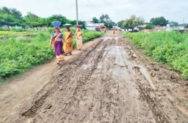 Mandi सड़क का काम अटके रहने से ग्रामीणों की बढ रही परेशानी