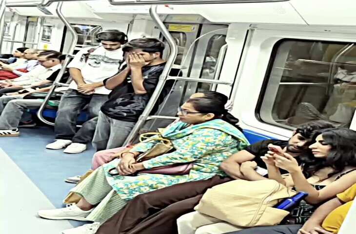 दिल जीत लेगा ये Metro Video! महिला ने लड़के को बैठाने के लिए छोड़ दी अपनी सीट, लोग कर रहे जमकर तारीफ