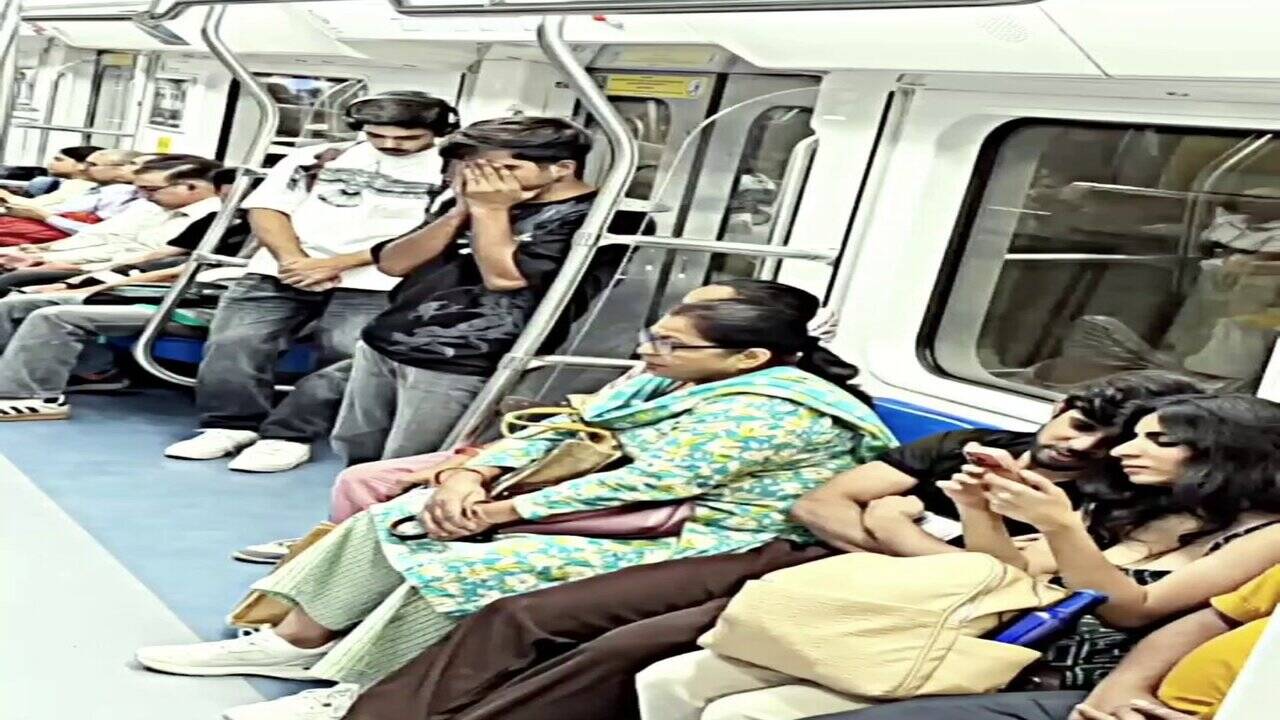 दिल जीत लेगा ये Metro Video! महिला ने लड़के को बैठाने के लिए छोड़ दी अपनी सीट, लोग कर रहे जमकर तारीफ