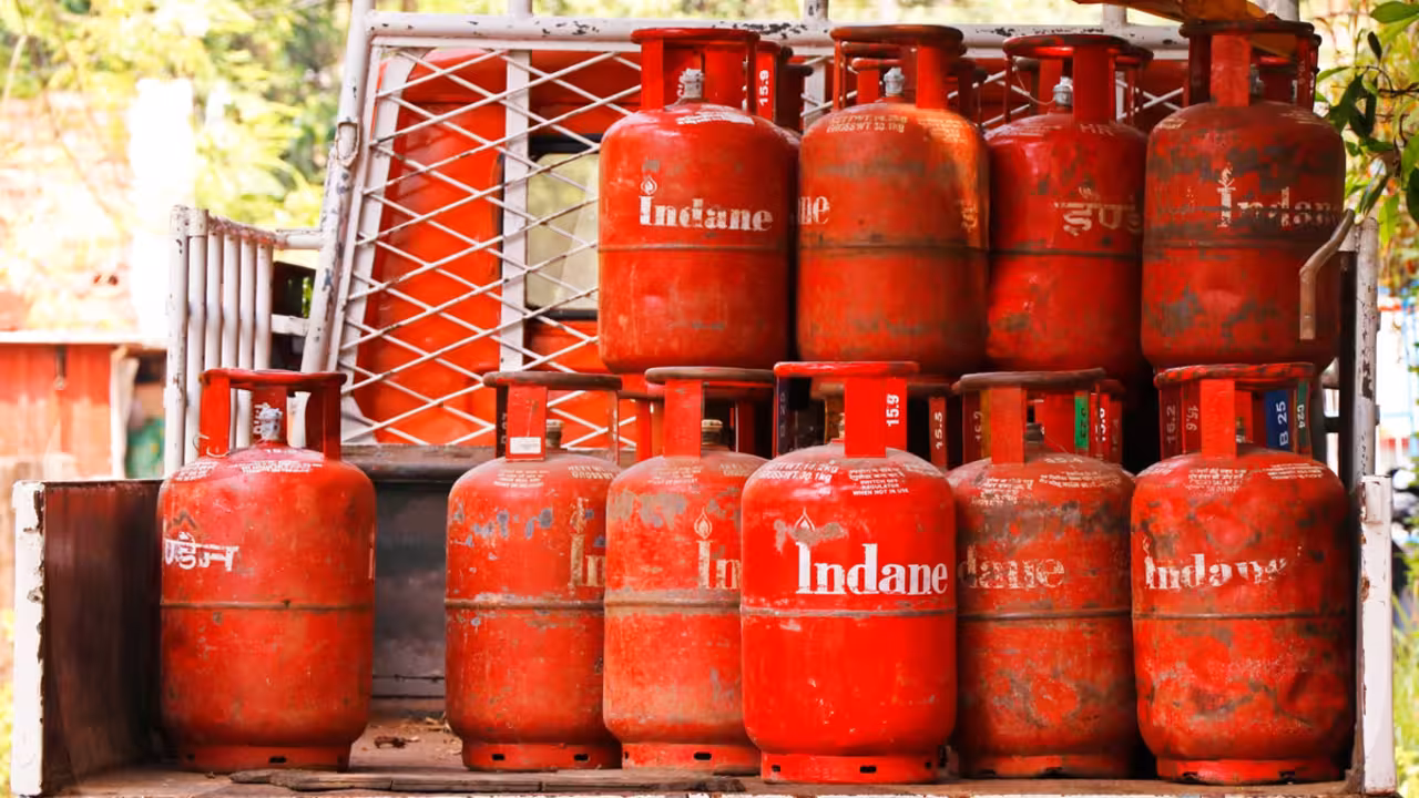 LPG Rate Today: घरेलू और कमर्शियल गैस सिलेंडर की नई कीमतें जारी, जानें आपके शहर में कितने रुपये का मिल रहा है सिलेंडर