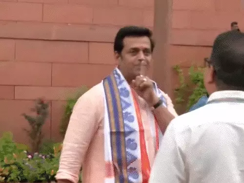 दायूं में गाय से टक्कर के बाद सरकारी डॉक्टर की पिटाई, भीड़ ने गाड़ी से खींचकर पीटा; स्कॉर्पियो में तोड़फोड़