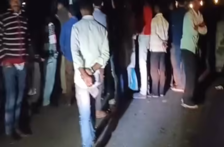 बिहार में तेज रफ्तार डंपर की चपेट में आने से बाइक सवार की मौत; पत्नी घायल, ग्रामीणों ने किया सड़क जाम