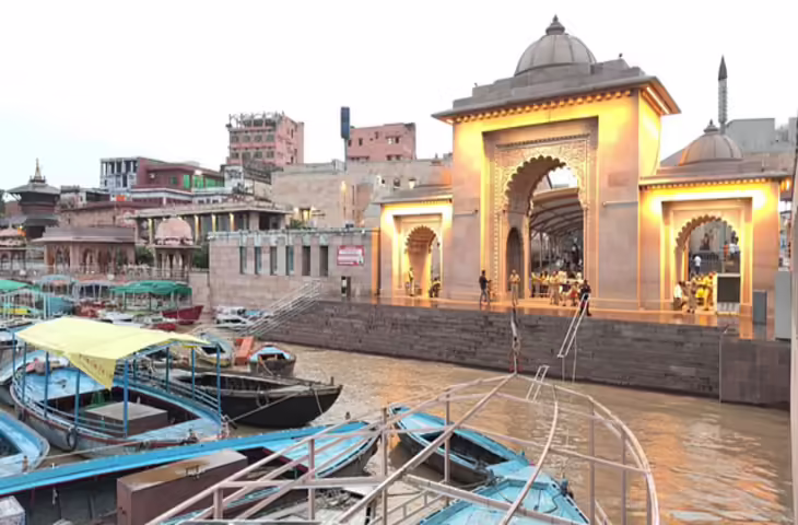 वाराणसी में गंगा का उफान कम होने से घाटों की सीढ़ियों तक लौटी जलधारा, ललिता घाट और दीवारें पूरी तरह डूबी