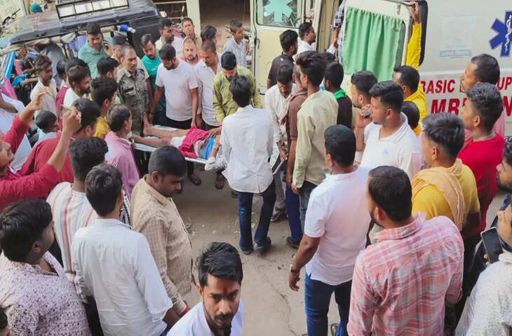 भोजपुर में दिनदहाड़े फायरिंग, जमीन विवाद में 6 लोग घायल, इलाके में दहशत  बिहार के भोजपुर जिले के पीरो अनुमंडल स्थित निबंधन कार्यालय परिसर में मंगल