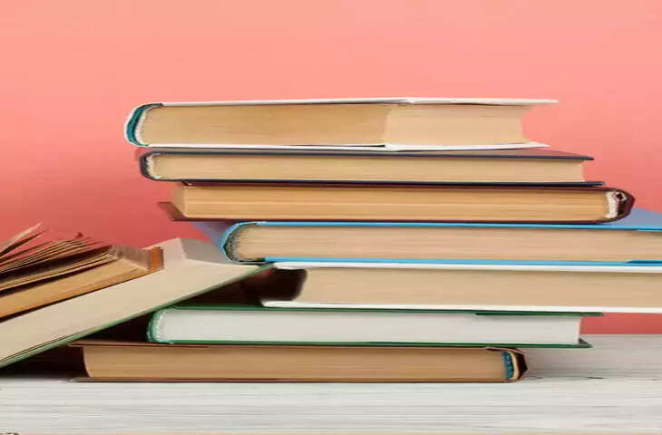 हुमायूं ने खुद की फारसी में लिखी कविताएं भी भेजीं लेकिन अकबर नहीं पढ़ा। अकबर की समझ में किताबी ज्ञान नहीं आता था।