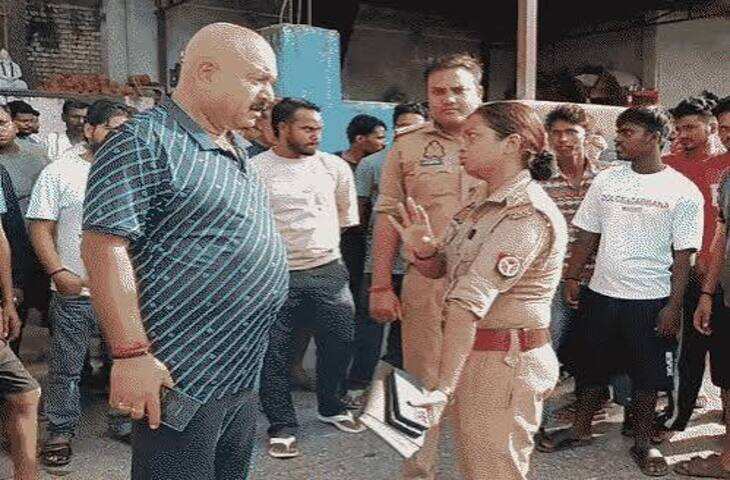 वाराणसी में पोस्टमार्टम को लेकर विवाद, पुलिस से खींचतान के बाद शव ई-रिक्शा पर रखकर अस्पताल से ले गए परिजन