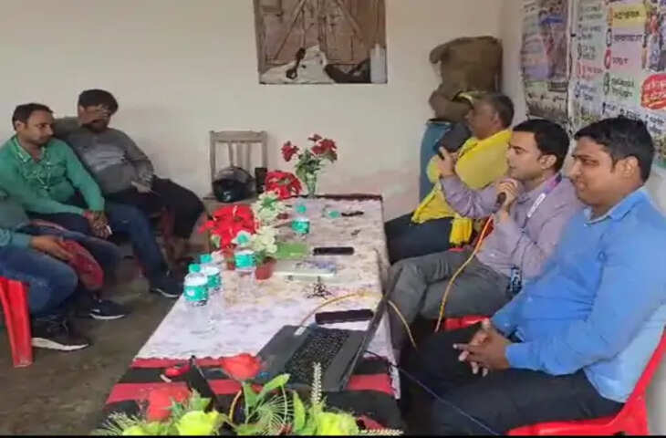बेतिया में SBI का फाइनेंशियल अवेयरनेस कैंप: ग्रामीणों को सरकारी योजनाओं की दी जानकारी, बैंकिंग सेवाओं और वित्तीय सुरक्षा के प्रति किया जागरूक
