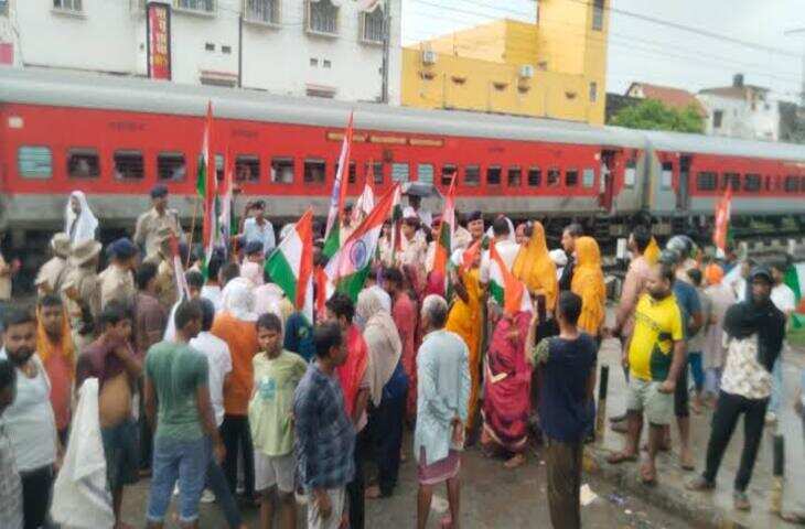 बक्सर में रेल चक्का जाम: हाथों में तिरंगा लेकर ट्रैक पर बैठे प्रदर्शनकारी, कई ट्रेनें प्रभावित