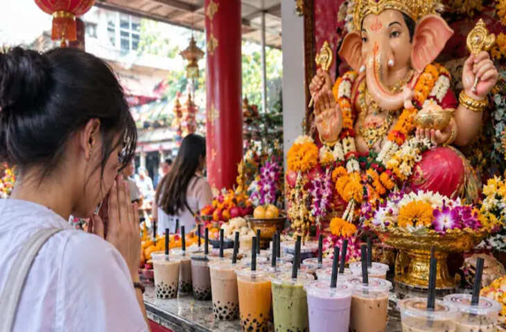 लड्डू-मोदक छोड़ बप्पा को यहां चढ़ाई जाती है बबल टी, गणपति पूजा का अनोखा अंदाज हो रहा वायरल!