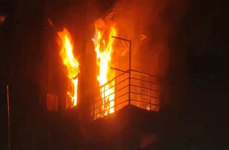 Delhi Fire News: लक्ष्मी नगर के रिहायशी इलाके में ट्रांसफार्मर फटा, आग की चपेट में आईं 4 इमारतें, 14 फ्लैट प्रभावित
