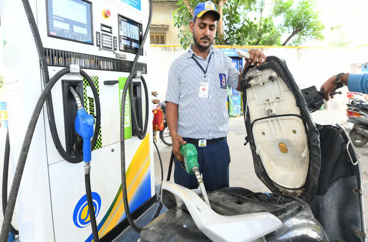 'डीजल पर ₹19 और पेट्रोल पर ₹6...' क्रूड पहले से सस्ता फिर भी क्यों घाटे में है तेल कम्पनियां ? यहाँ समझे पूरा गणित&nbsp;