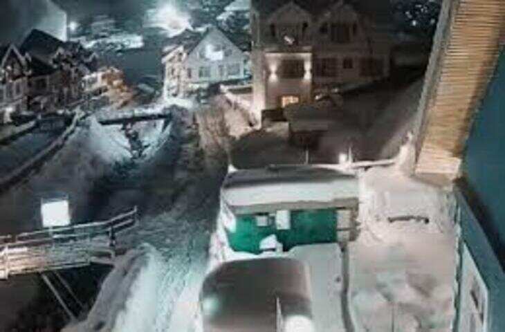 जम्मू-कश्मीर के सोनमर्ग में बर्फबारी के बीच एवलांच, वीडियो में देंखे किसी के हताहत होने की खबर नहीं