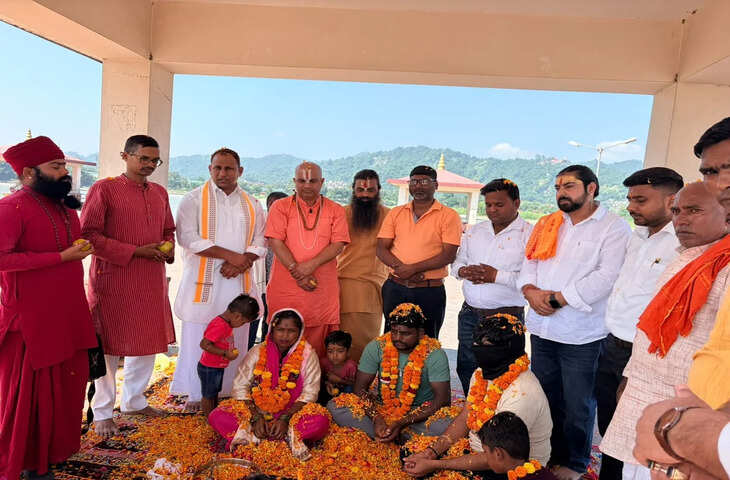 Haridwar News: गंगा तट पर पीलीभीत के मुस्लिम परिवार ने अपनाया हिंदू धर्म, पति-पत्नी ने बदले नाम; बच्चों का भी नामकरण