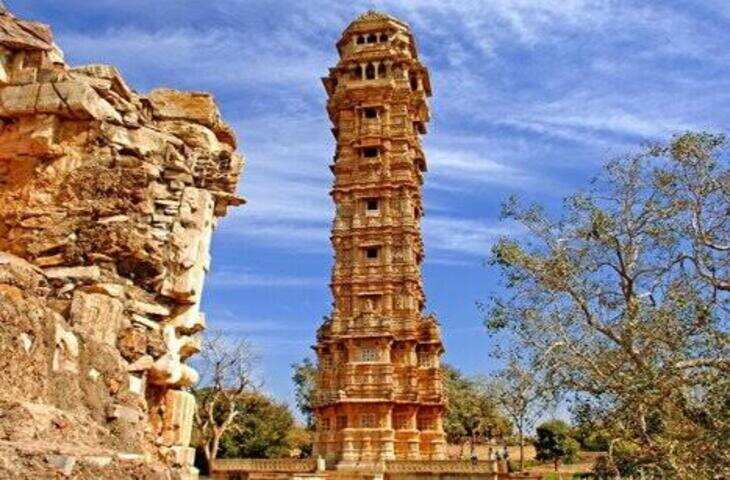 राजस्थान के चित्तौड़गढ़ दुर्ग में स्थित विजय स्तंभ भारतीय इतिहास, शौर्य और स्थापत्य कला का अद्भुत उदाहरण है। यह स्मारक मेवाड़ के महान शासक महाराणा कुंभा की ऐतिहासिक विजय की याद में बनवाया गया था। विजय स्तंभ न केवल राजस्थान की पहचान है, बल्कि यह राजपूत वीरता, स्वाभिमान और सांस्कृतिक गौरव का भी प्रतीक माना जाता है।  विजय स्तंभ का निर्माण 1440 से 1448 ईस्वी के बीच महाराणा कुंभा ने मालवा के सुल्तान महमूद खिलजी पर अपनी विजय के उपलक्ष्य में करवाया था। यह युद्ध सन् 1437 में सारंगपुर के पास लड़ा गया था, जिसमें महाराणा कुंभा ने निर्णायक जीत हासिल की थी। इसी विजय की स्मृति को चिरस्थायी बनाने के लिए इस भव्य स्मारक का निर्माण कराया गया।  करीब 37.2 मीटर (122 फीट) ऊंचा और नौ मंजिला यह स्तंभ लाल बलुआ पत्थर और सफेद संगमरमर से निर्मित है। इसके भीतर ऊपर तक जाने के लिए 157 सीढ़ियां बनाई गई हैं। स्तंभ की दीवारों पर भगवान विष्णु, शिव, देवी-देवताओं, योद्धाओं और पौराणिक कथाओं से जुड़ी सुंदर मूर्तियां एवं नक्काशी उकेरी गई हैं, जो उस समय की उत्कृष्ट शिल्पकला को दर्शाती हैं।  विजय स्तंभ के शीर्ष से पूरे चित्तौड़गढ़ दुर्ग और आसपास के क्षेत्र का मनोरम दृश्य दिखाई देता है। यही कारण है कि यह पर्यटकों के लिए प्रमुख आकर्षण का केंद्र है। इतिहासकारों के अनुसार, इस स्मारक का निर्माण प्रसिद्ध वास्तुकार जैता तथा उनके पुत्र नापा, पूजा और पेमा की देखरेख में किया गया था।  आज विजय स्तंभ केवल एक ऐतिहासिक इमारत नहीं, बल्कि मेवाड़ की वीरता, पराक्रम और सांस्कृतिक विरासत का जीवंत प्रतीक है। वर्ष 2013 में चित्तौड़गढ़ दुर्ग को राजस्थान के अन्य पहाड़ी किलों के साथ यूनेस्को की विश्व धरोहर (World Heritage Site) सूची में शामिल किया गया, जिससे विजय स्तंभ की वैश्विक पहचान और भी मजबूत हुई।