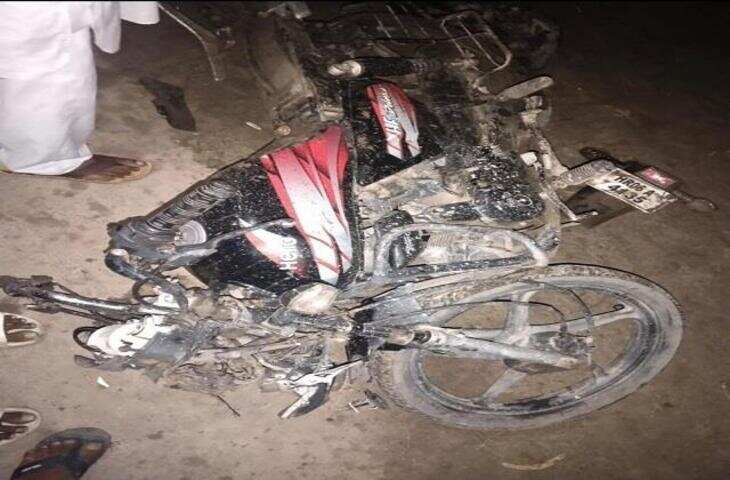 कार बाइक की टक्कर में मां बेटे और बहू की मौत, वीडियो में देखें कैसे हुआ ददनाक हादसा