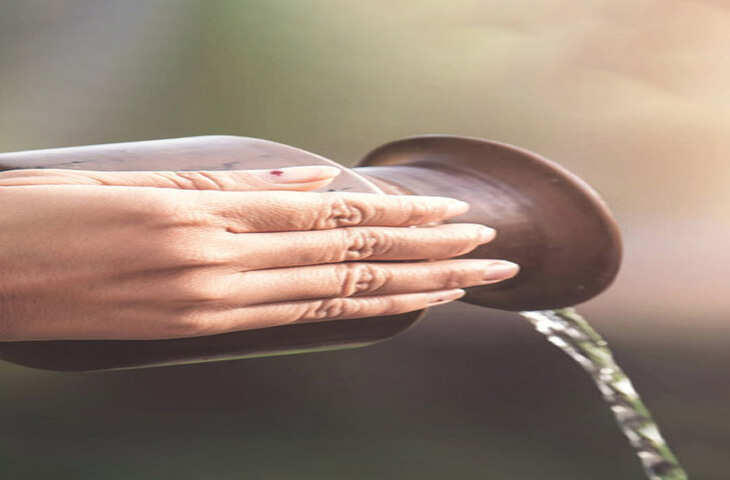 सूर्यदेव को करें जल अर्पित 