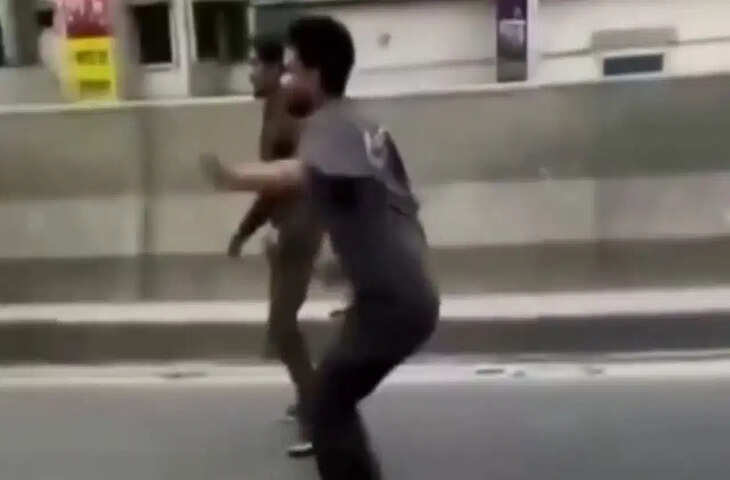 Viral Video: &lsquo;आ बस मुझे मार&hellip; खुद ही मुसीबत को न्योता दे बैठा बंदा, खौफनाक टक्कर का क्लिप देख खड़े हो जाएंगे रौंगटे&nbsp;